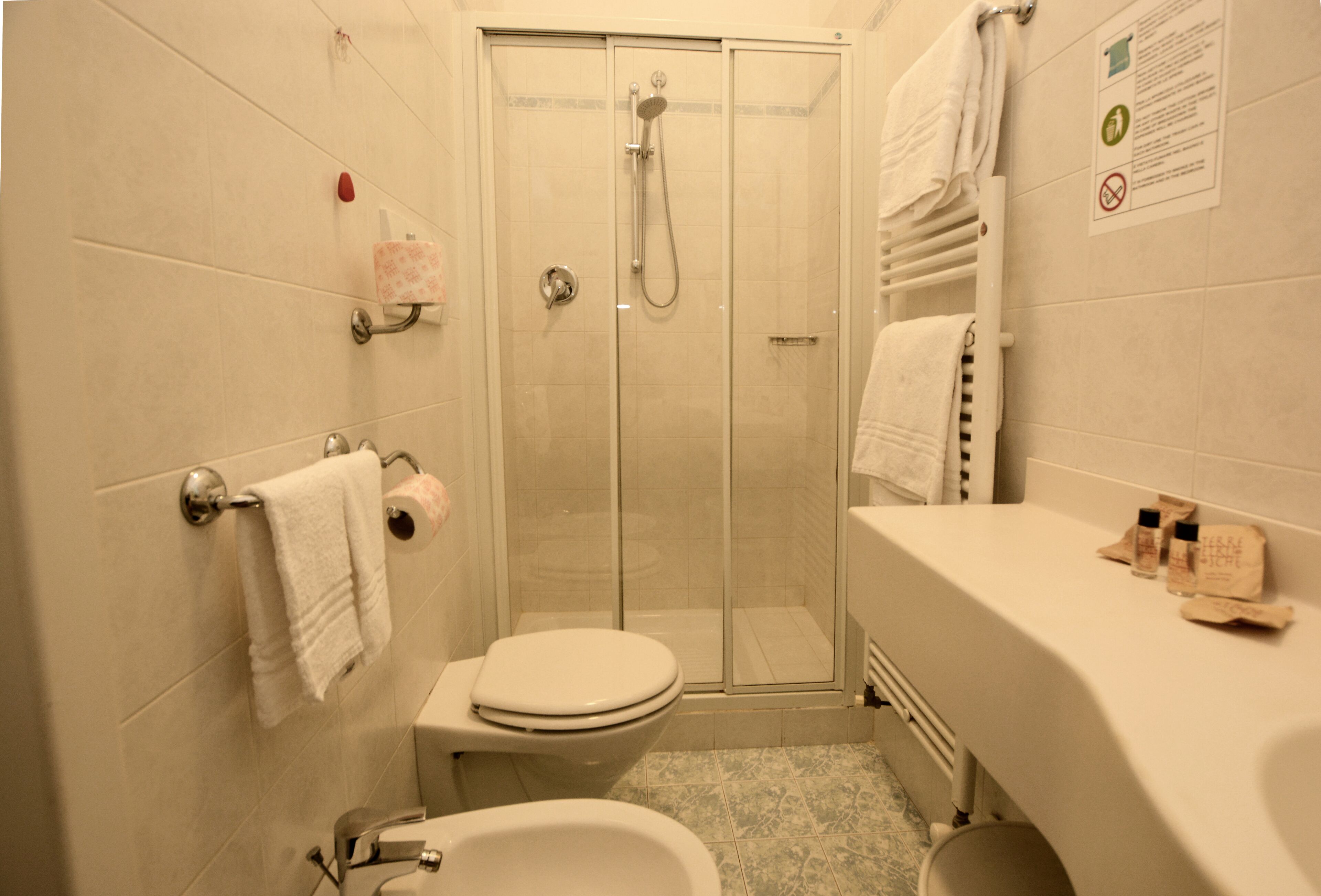Un baño con inodoro, ducha y bañera.