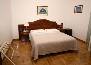 Camera Standard con letto matrimoniale o 2 letti singoli | Una scrivania, culle/letti per bambini (a pagamento)