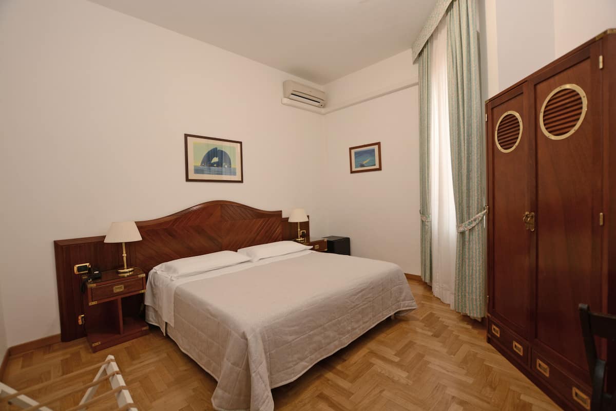 Habitación estándar con 1 cama doble o 2 individuales | Escritorio, cunas (de pago), camas supletorias y wifi gratis