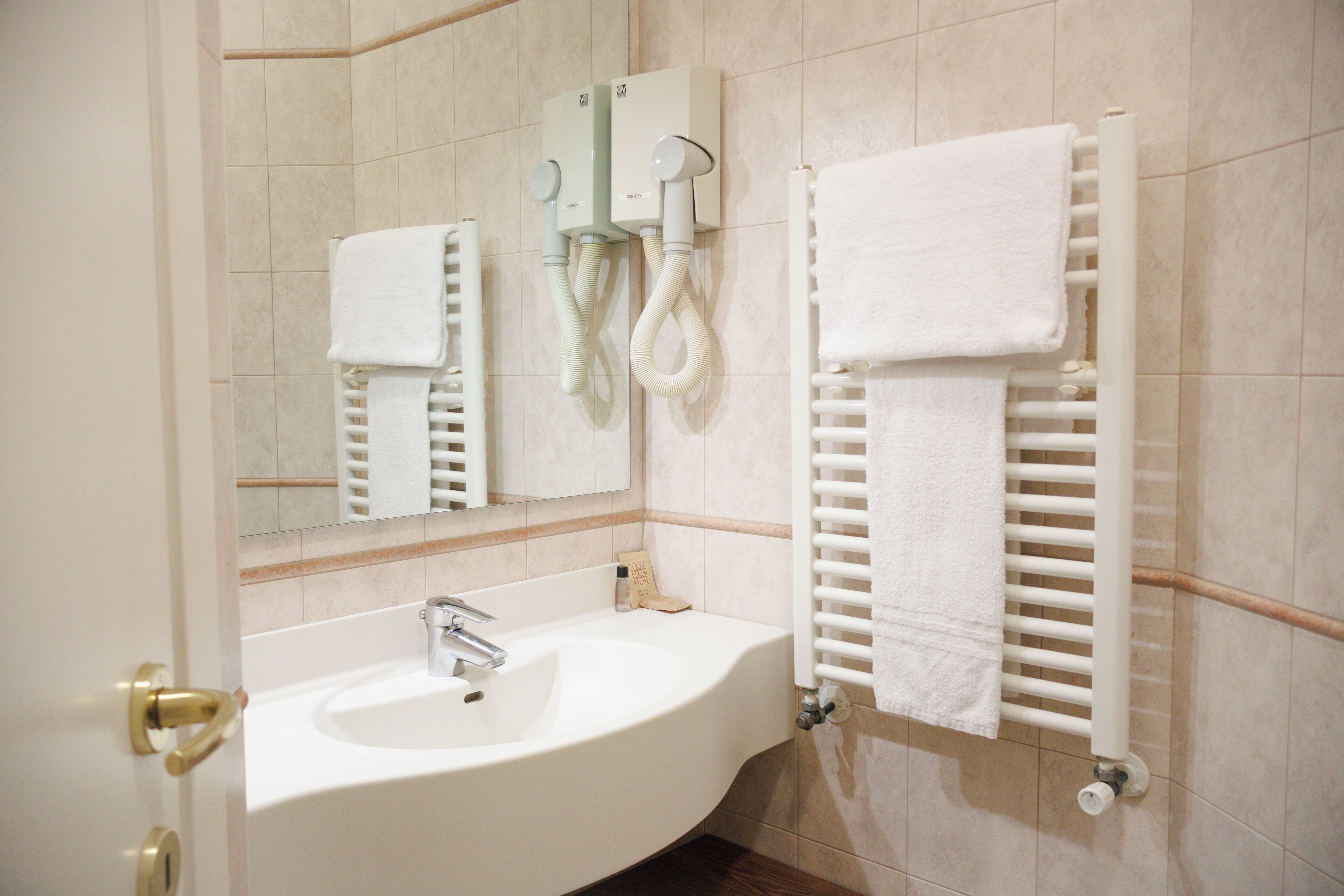 standard single room | bathroom | shower, free toiletries, hair dryer, bidet