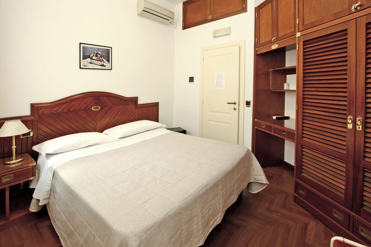 Habitación económica doble | Escritorio, cunas (de pago), camas supletorias y wifi gratis