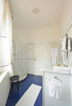 Junior Suite | Bathroom | Shower, free toiletries, hair dryer, bidet - Albergo Italia (Piombino)
