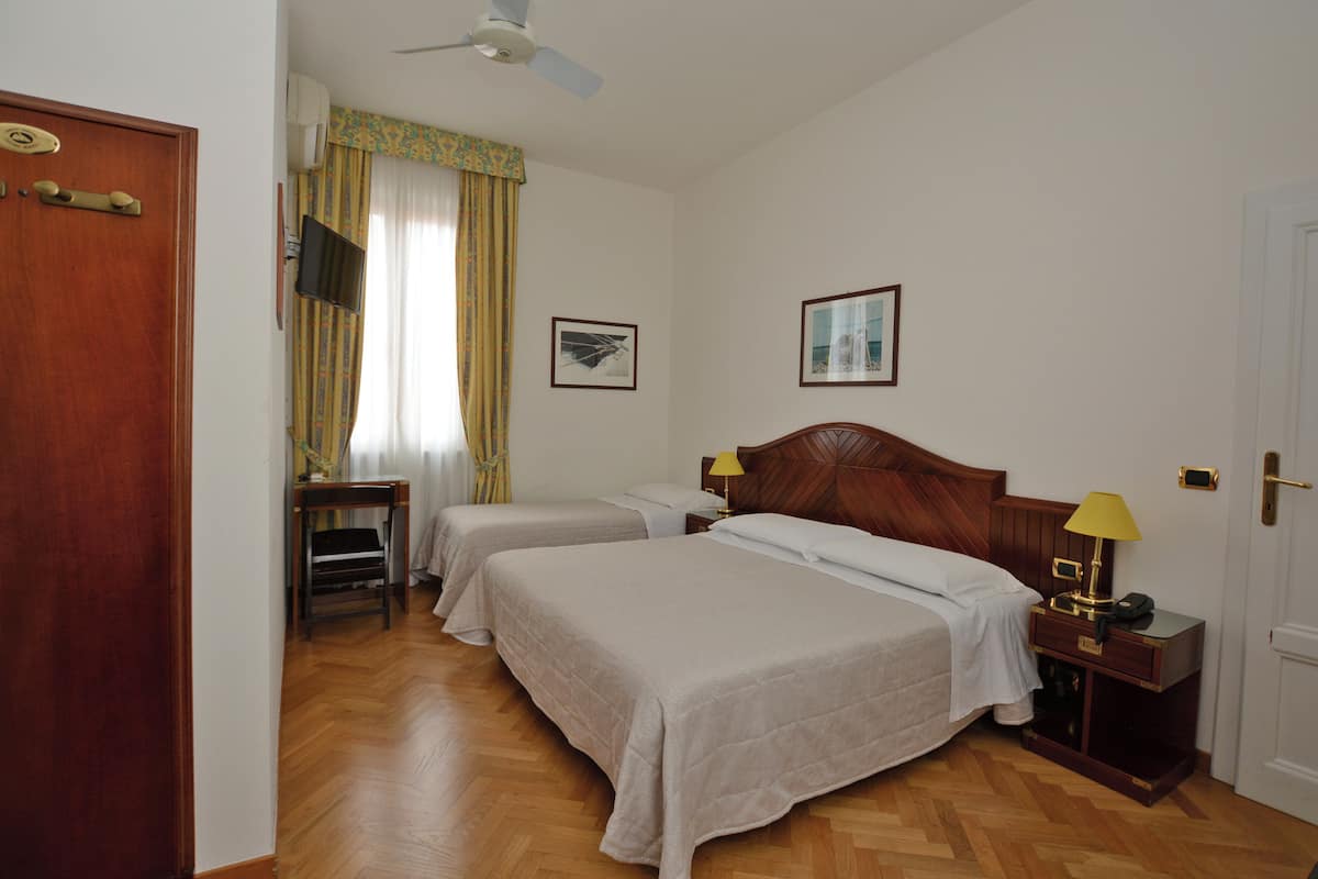 Habitación triple | Escritorio, cunas (de pago), camas supletorias y wifi gratis
