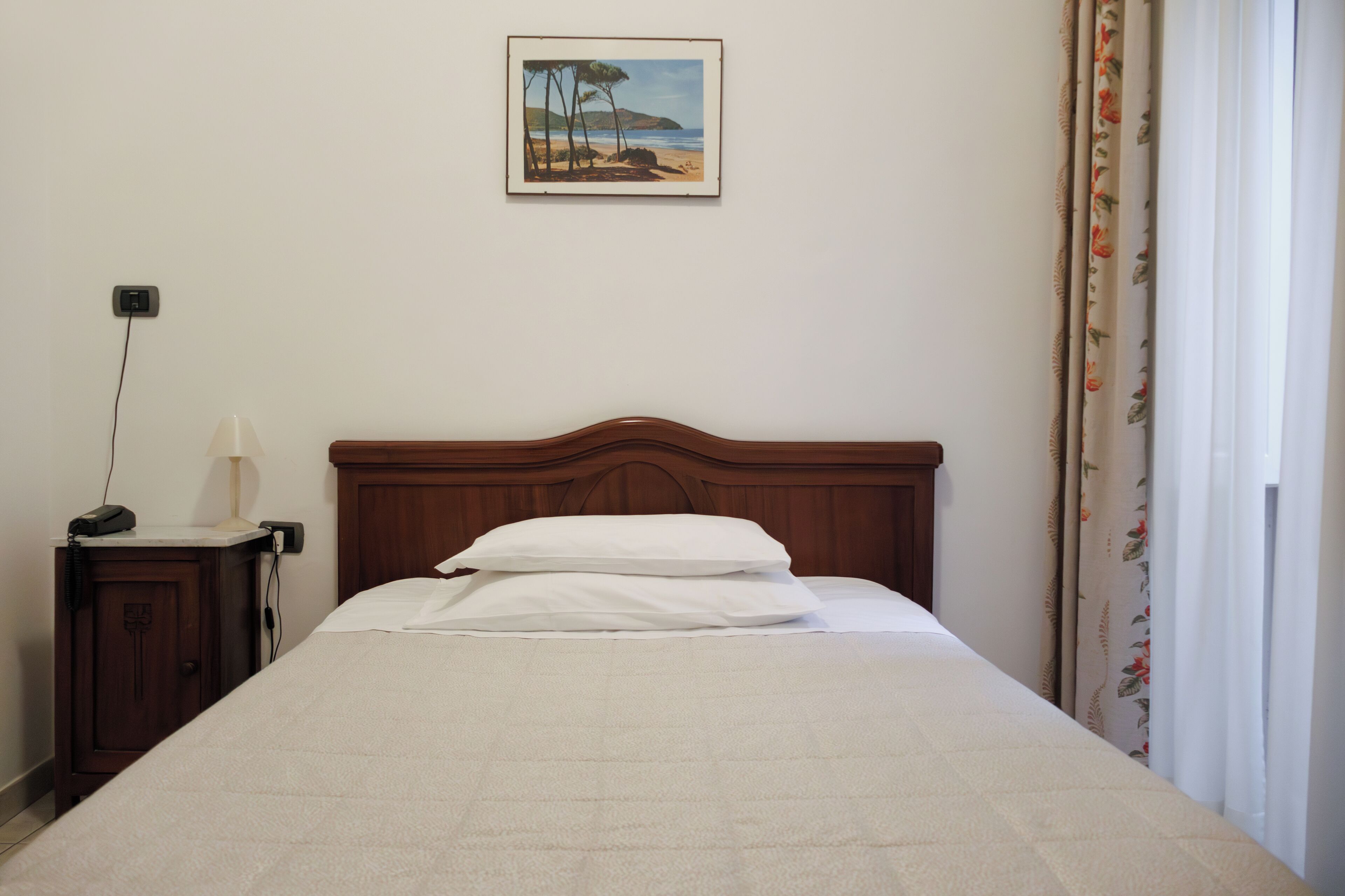 standard single room | desk, cots/infant beds, rollaway beds, free wifi
