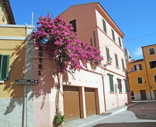 A pink building with a sign for the Castello Museum.