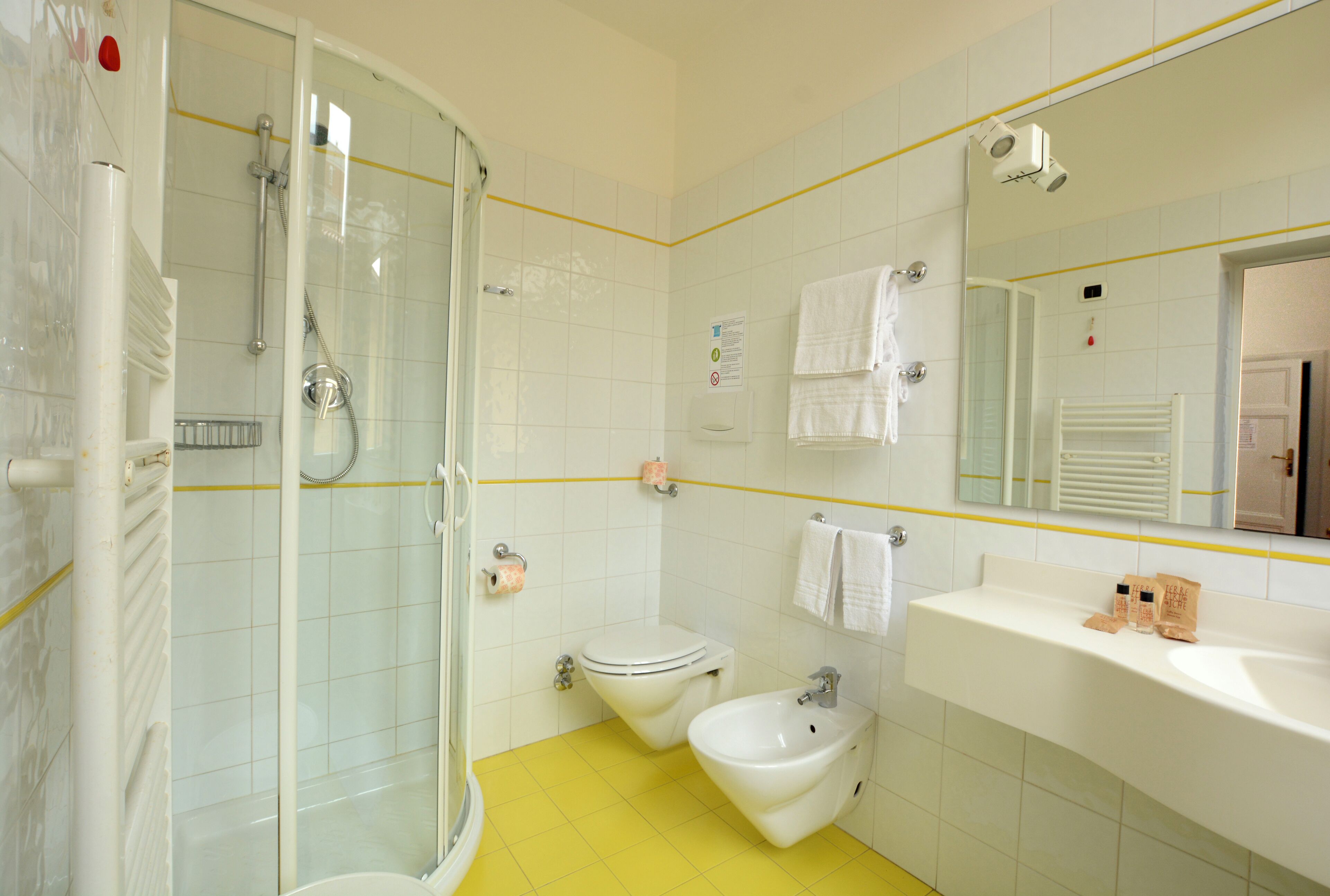 triple room | bathroom | shower, free toiletries, hair dryer, bidet