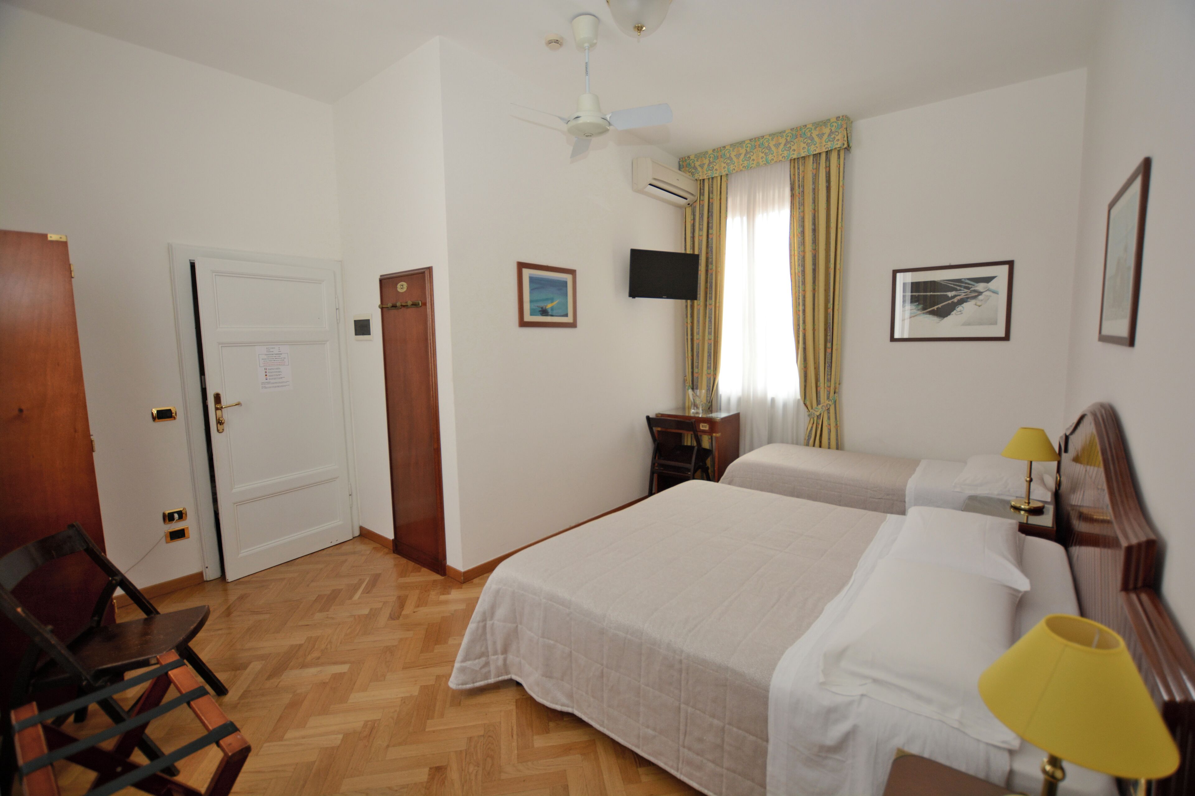 triple room | desk, cots/infant beds, rollaway beds, free wifi