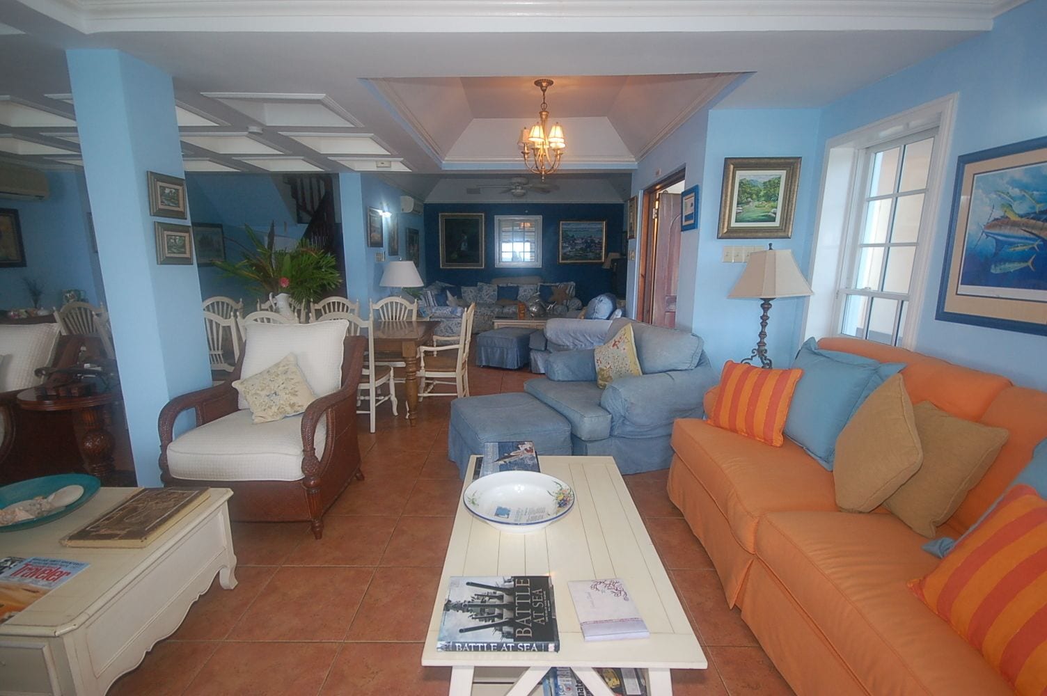 Room, 6 Bedrooms | Living room | Flat-screen TV
