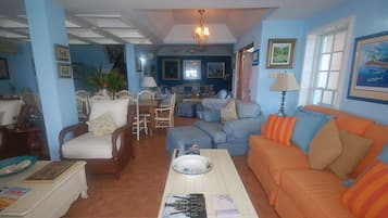 Room, 6 Bedrooms | Living room | Flat-screen TV