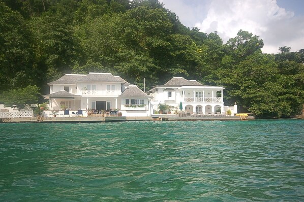 Vista frontal de la propiedad