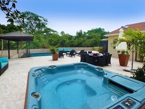 Outdoor spa tub