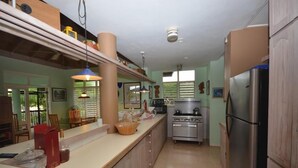 Room, 3 Bedrooms | Private kitchen