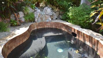 Bồn tắm spa ngoài trời