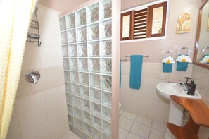 Room, 3 Bedrooms | Bathroom