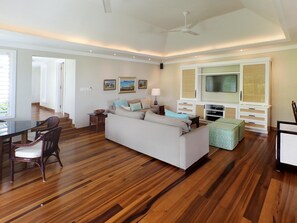 Villa, 3 habitaciones | Área de sala de estar | Televisión de pantalla plana 