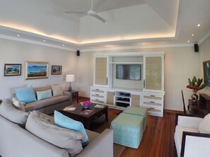 Villa, 3 habitaciones | Sala de estar | Televisión de pantalla plana 