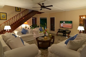 Villa, 3 habitaciones | Sala de estar | Televisión de pantalla plana 