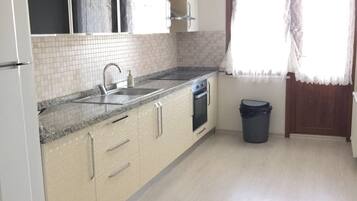 Refrigerador, horno, cafetera y tetera y tetera eléctrica