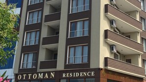En byggnad med flera våningar med skylten ”Ottoman Residence”, vilket visar att det är ett hotell.