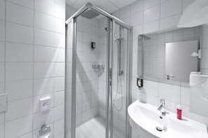 Free toiletries, hair dryer, towels - Hotel Motodrom (Hockenheim)