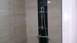 A shower with a handheld showerhead and a wall-mounted faucet. - The Oxford House (Oxford)