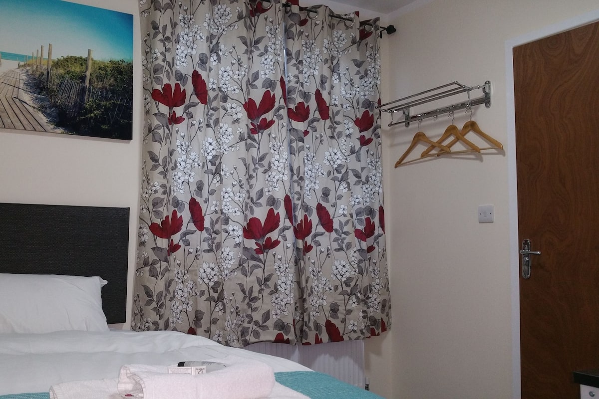 Schreibtisch, schallisolierte Zimmer, Bügeleisen/Bügelbrett
