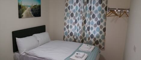 Habitación básica doble | Escritorio, insonorización, tabla de planchar con plancha y wifi gratis