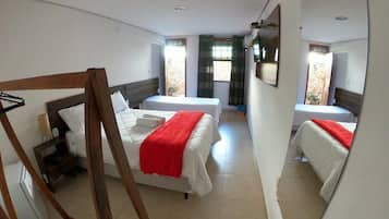 Quarto triplo, várias camas | Frigobar, ferros/tábuas de passar roupa, Wi-Fi de cortesia