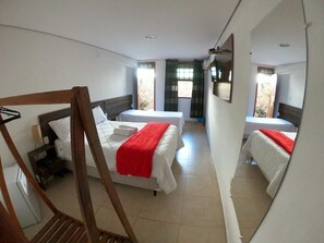 Habitación triple, varias camas | Minibar, tabla de planchar con plancha, wifi gratis y ropa de cama