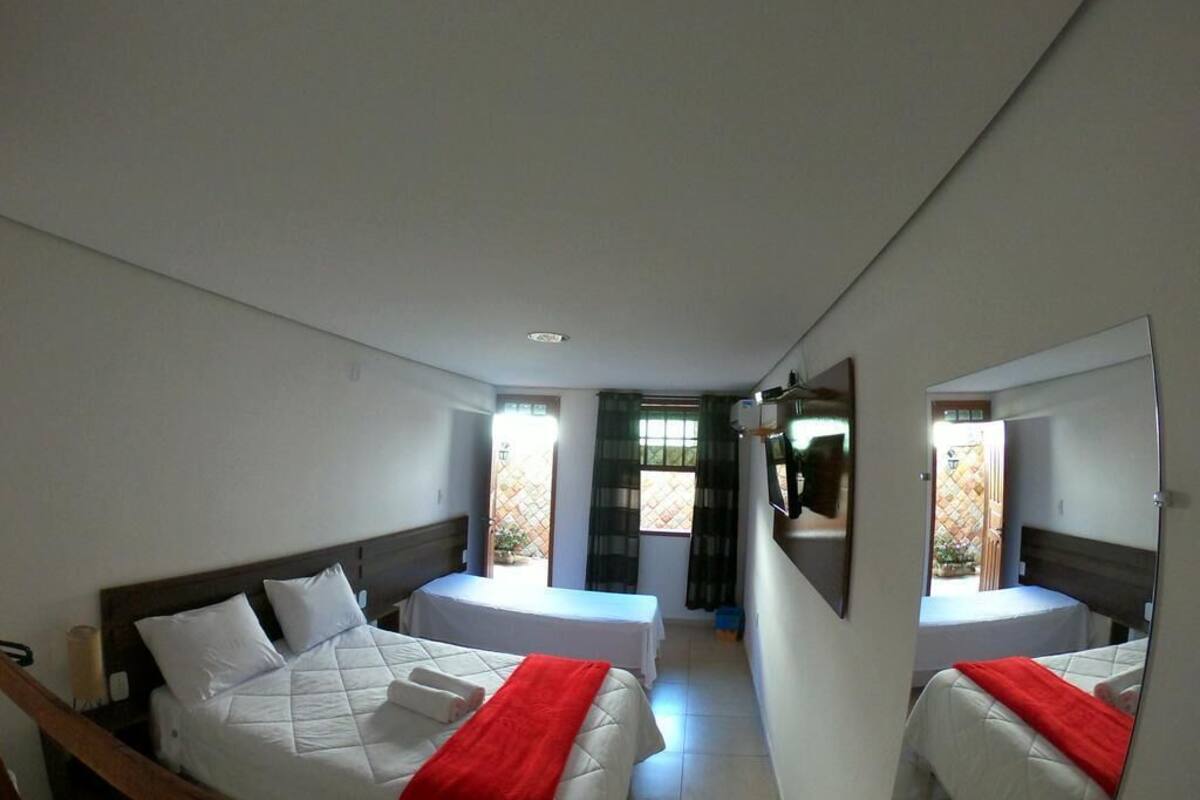 Quarto triplo, várias camas | Frigobar, ferros/tábuas de passar roupa, Wi-Fi de cortesia