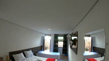 Quarto triplo, várias camas | Frigobar, ferros/tábuas de passar roupa, Wi-Fi de cortesia
