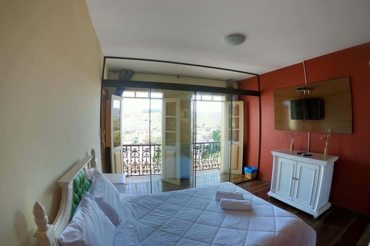 Quarto casal superior | Frigobar, ferros/tábuas de passar roupa, Wi-Fi de cortesia