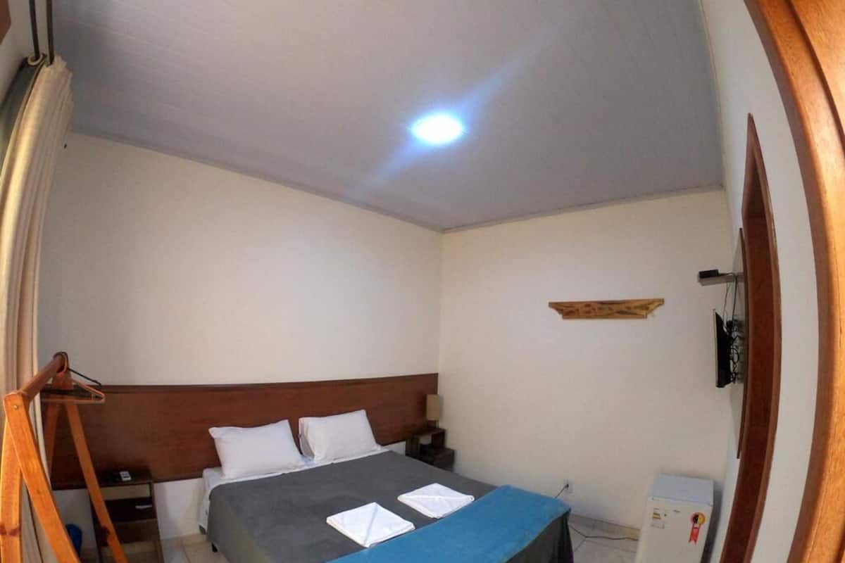 Quarto casal | Frigobar, ferros/tábuas de passar roupa, Wi-Fi de cortesia