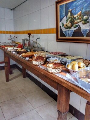 Free daily buffet breakfast - Pousada Marotta (Ouro Preto)