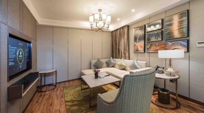 小型套房, 1 间卧室 | 迷你吧、客房内保险箱、办公桌、隔音