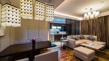 Executive-Suite, 2 Schlafzimmer | Minibar, Zimmersafe, Schreibtisch, schallisolierte Zimmer