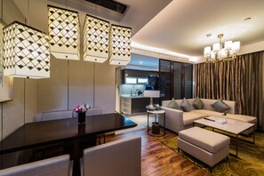 行政套房, 2 间卧室 | 迷你吧、客房内保险箱、办公桌、隔音