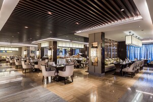 朝食に営業 (多国籍料理)