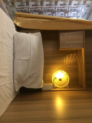 Dormitorio compartido, solo para hombres, vistas a la ciudad | Ropa de cama de alta calidad, minibar, caja fuerte