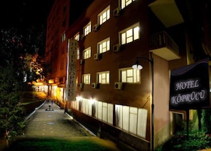 住宿正面 - 傍晚/夜晚