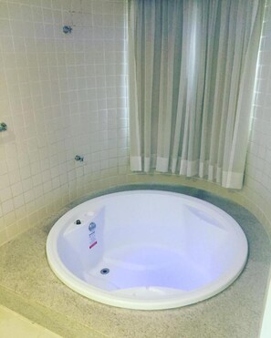 Shower, deep soaking tub, hair dryer, towels - HotSprings Apartamento - Férias em Caldas Novas (Caldas Novas)