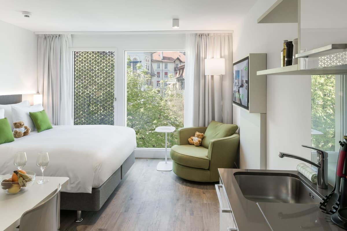 Studio, Kitchen | Premium bedding, in-room safe, desk, soundproofing