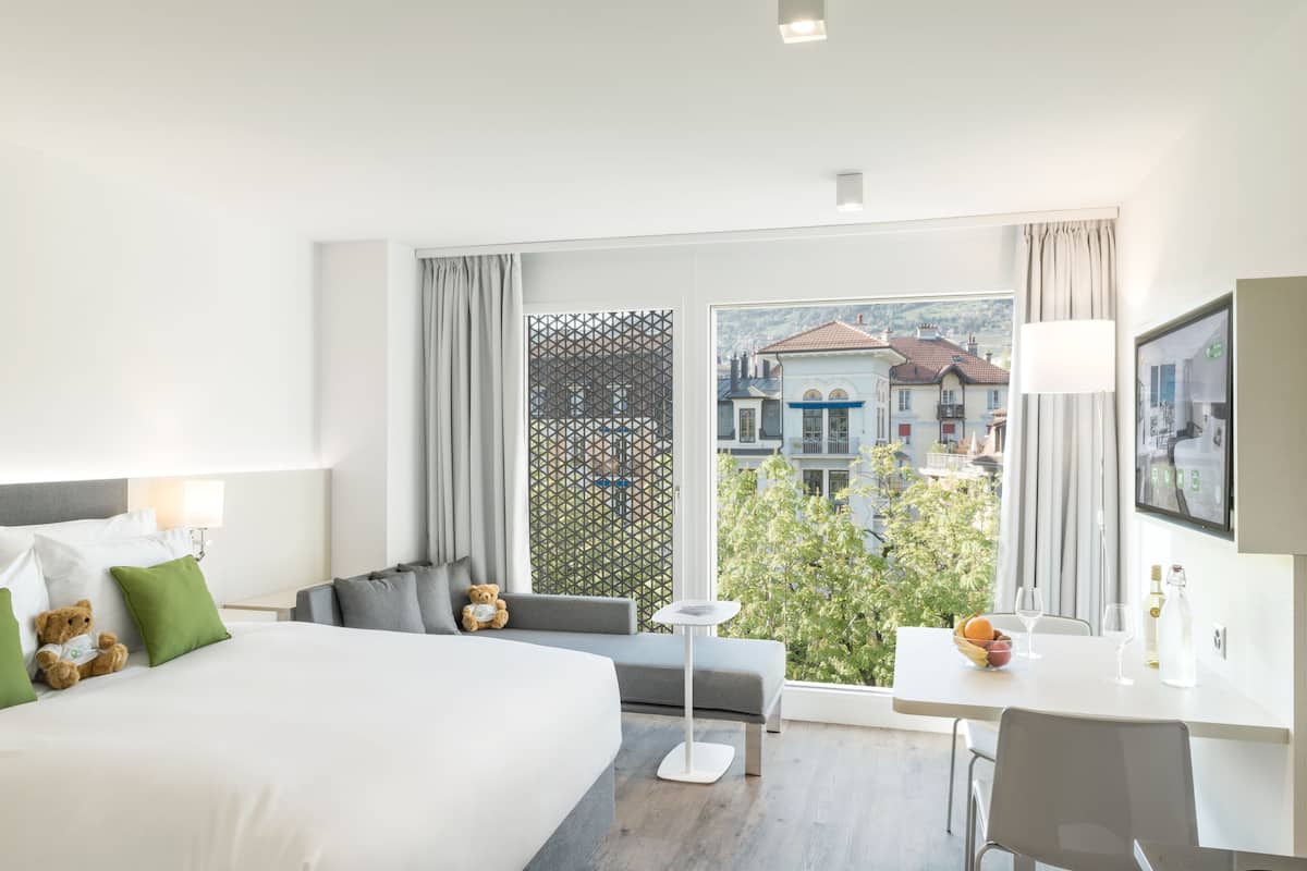 Studio Suite, Kitchen | Premium bedding, in-room safe, desk, soundproofing