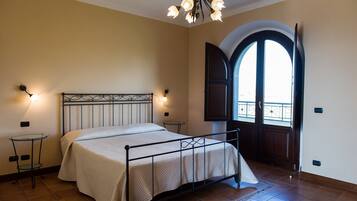 Caja de seguridad en la habitación y escritorio