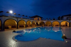Piscina stagionale all'aperto, ombrelloni da piscina, lettini