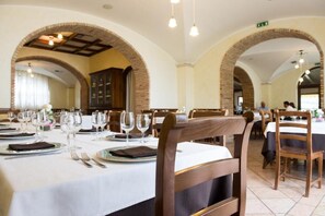 Déjeuner et dîner servis sur place