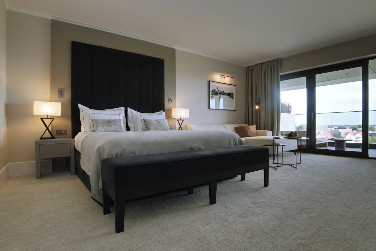 junior room, 1 king bed, lake view | minibar, in-room safe, desk, cots/infant beds