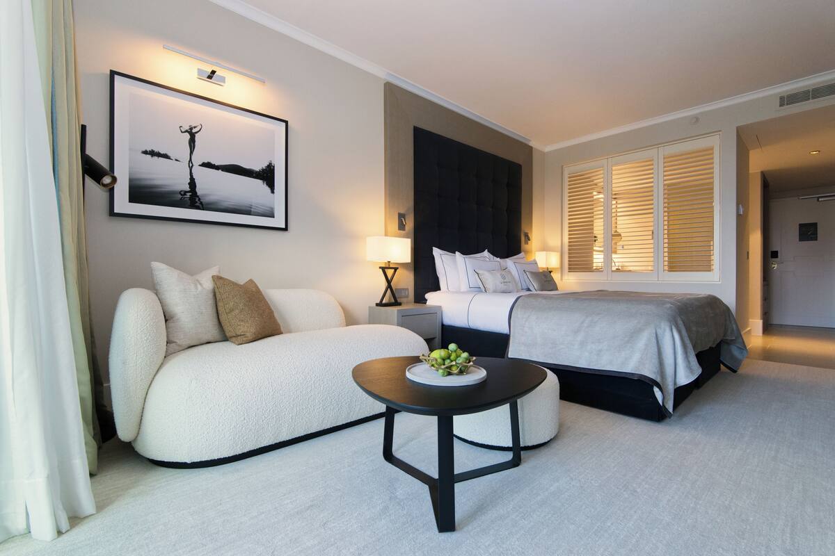 standard room, 1 king bed, city view | minibar, in-room safe, desk, cots/infant beds