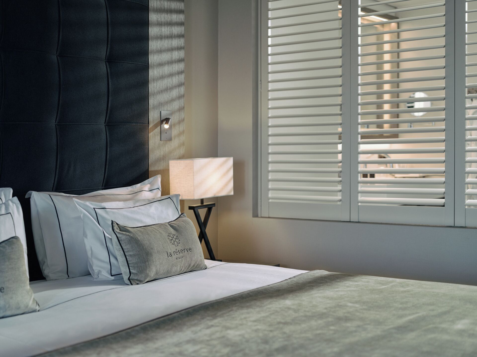 Minibar, caja de seguridad en la habitación, escritorio y cunas 