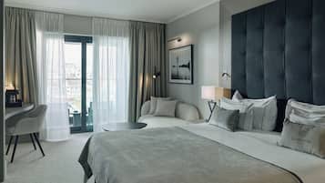 Standaard kamer, 1 kingsize bed, uitzicht op stad | 1 slaapkamer, een minibar, een kluis op de kamer, een bureau